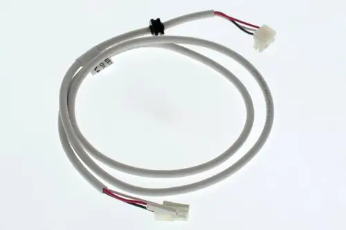 Kabel mit Steckern, das ein Teil eines Bosch-Gebläses ist. Die Kabel sind in grauer Isolierung und haben rote und schwarze Drähte.